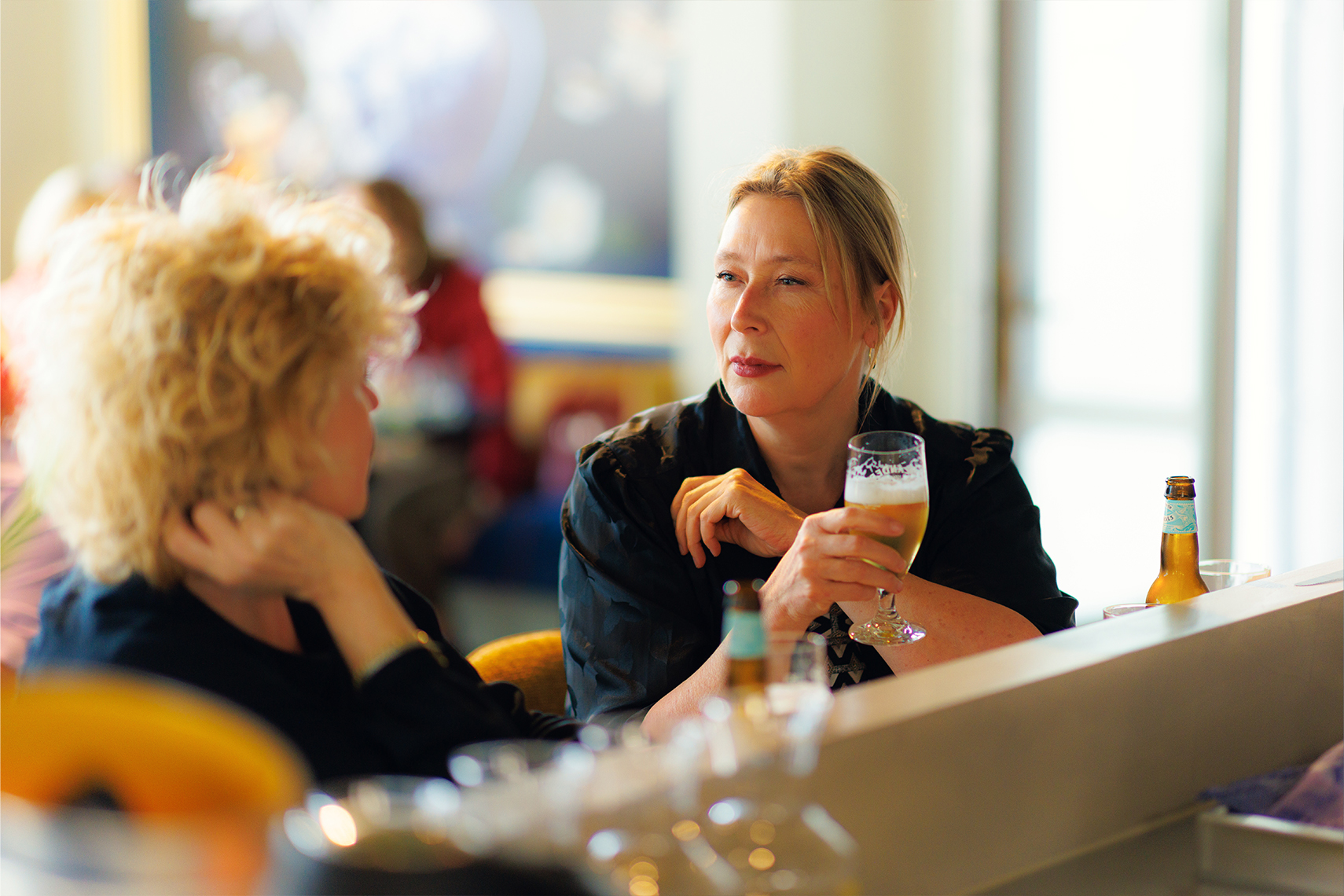 Foto van mensen tijdens een borrel By Mout Lunchlokaal Schiedam