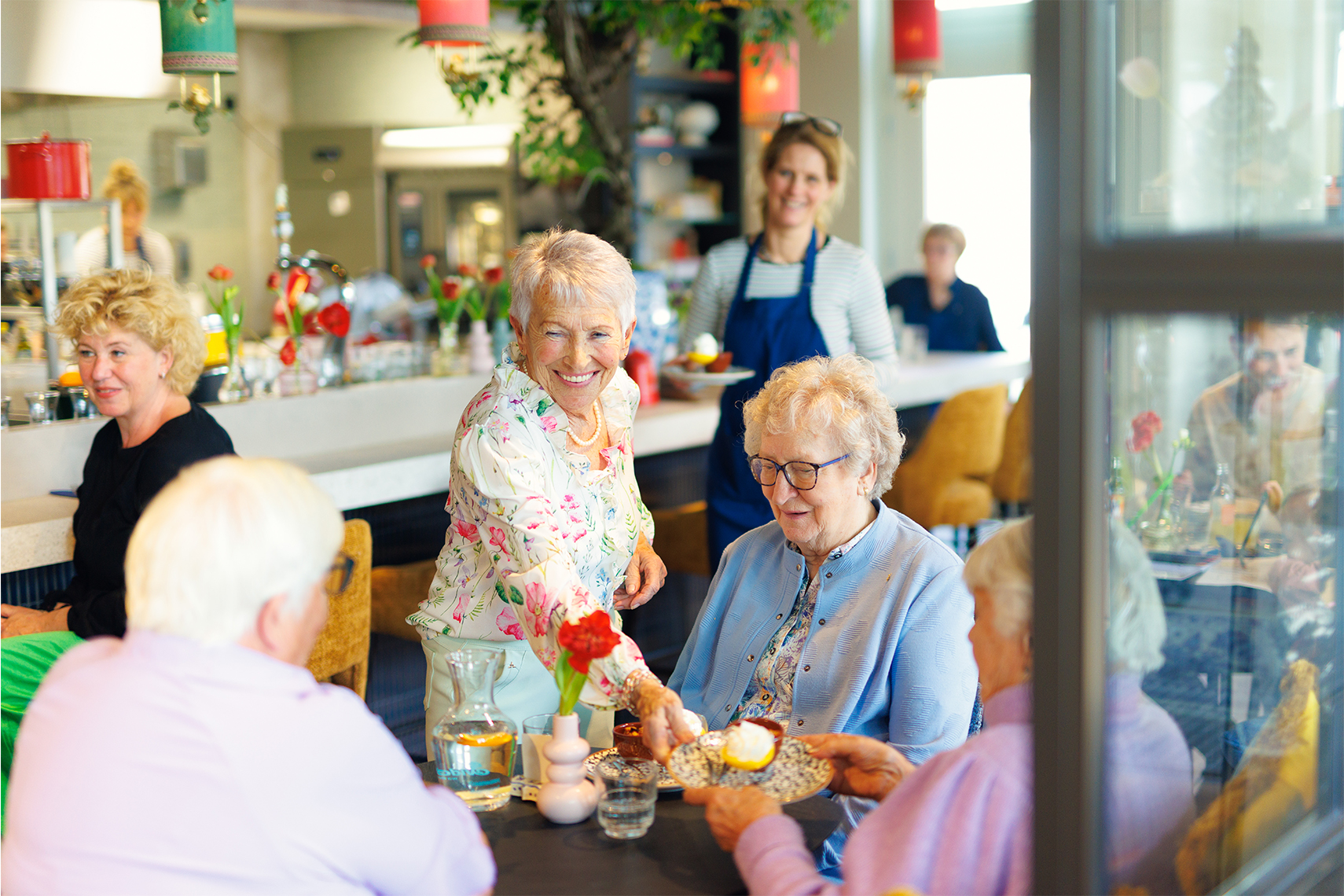 Foto van mensen die van een High Tea genieten